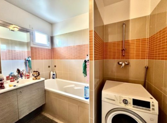 Salle de bain moderne avec baignoire