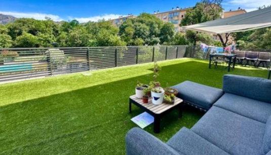 Grande terrasse avec vue dégagée