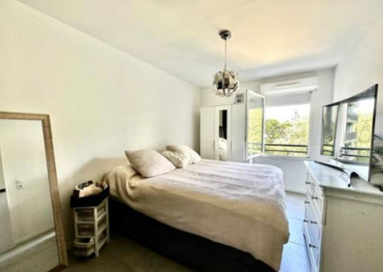Chambre lumineuse avec rangements