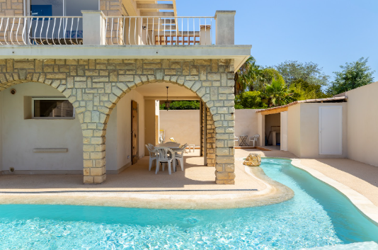 Vue extérieure avec piscine